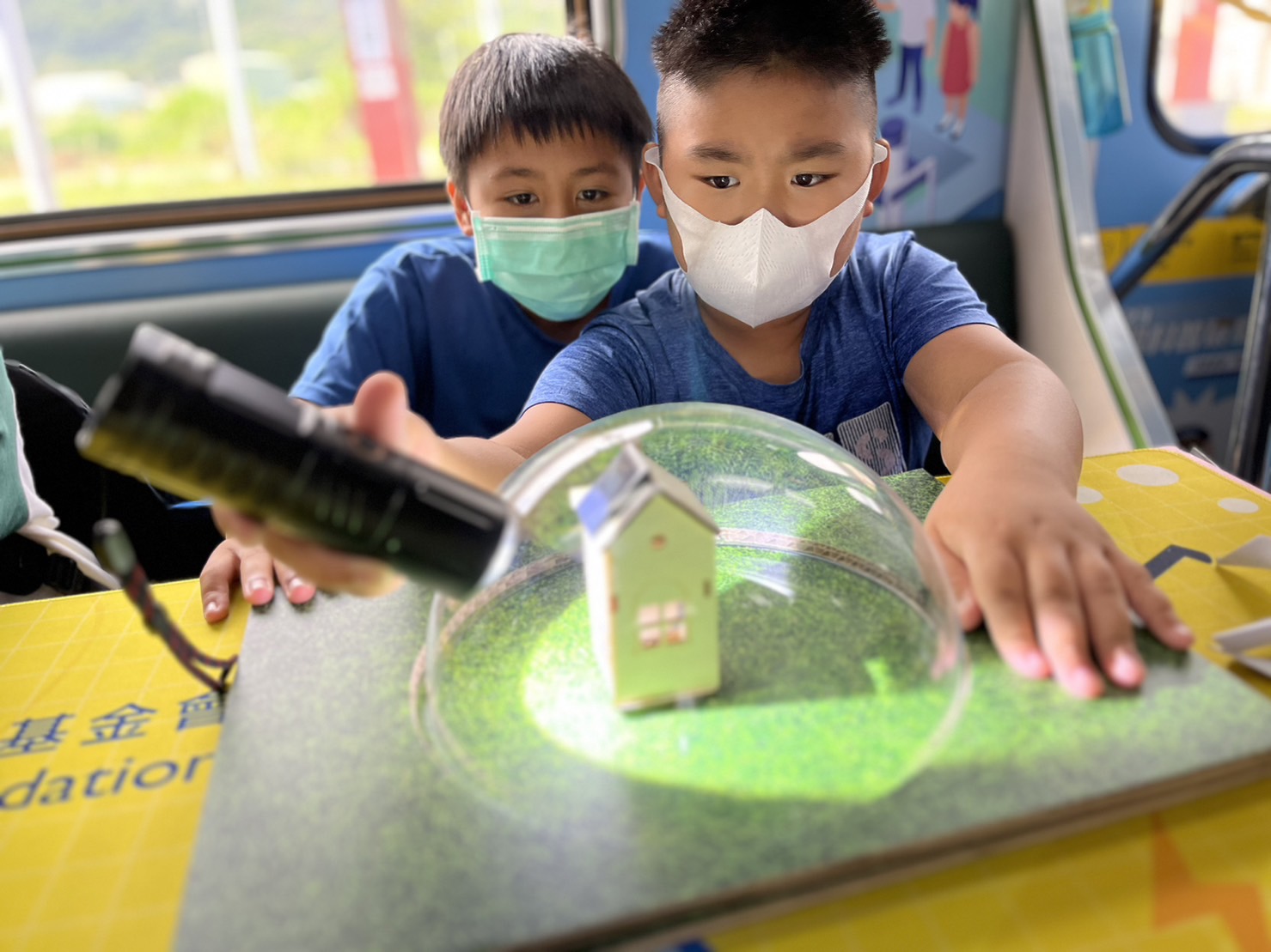 多多28平台參與基礎科學主題車廂，以STEAM教學精神，設計「逐日科學家」、「太陽能工程師」以及「淨零建築師」三大能源科普課程和實驗